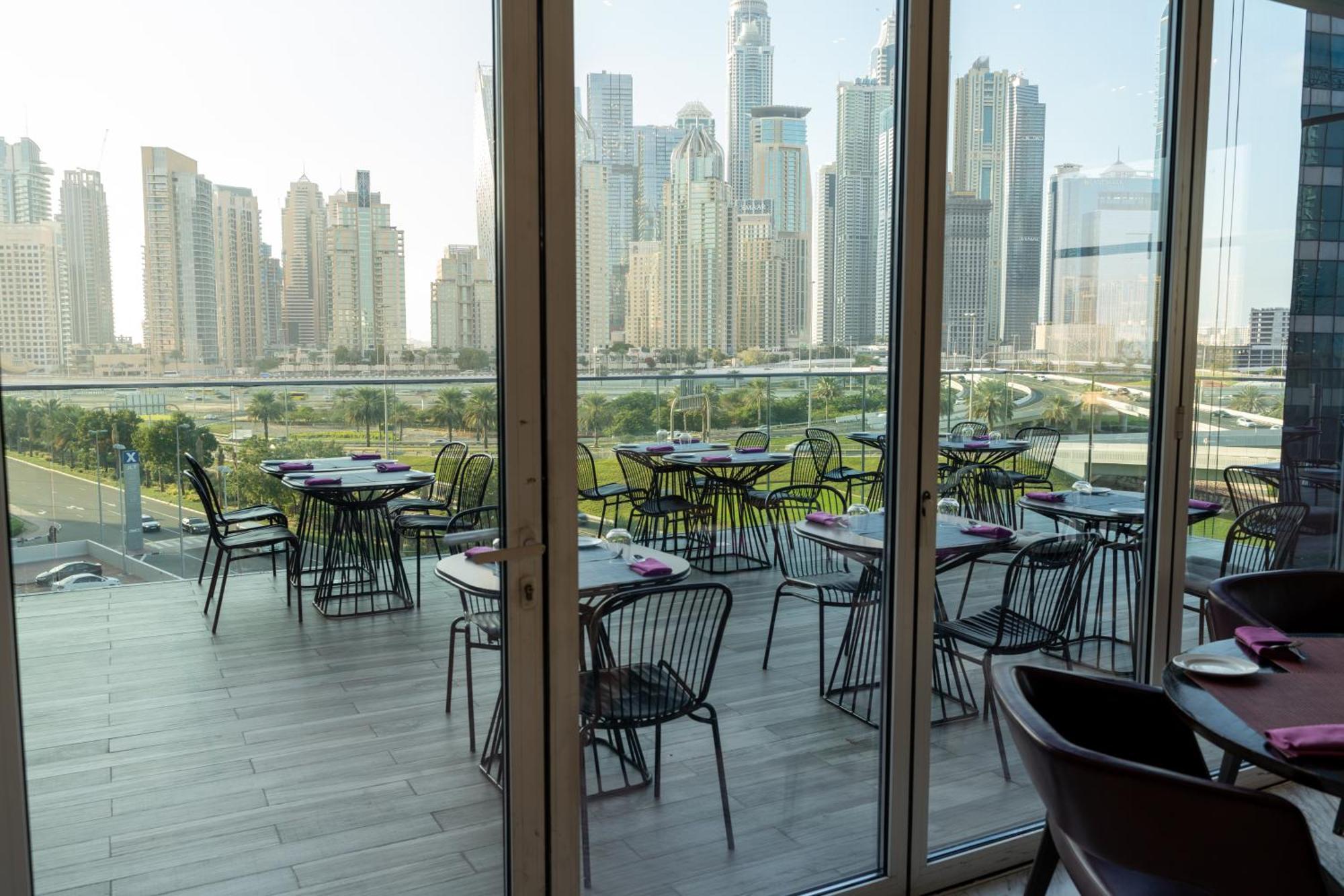 Taj Jumeirah Lakes Towers Dubai Exteriör bild